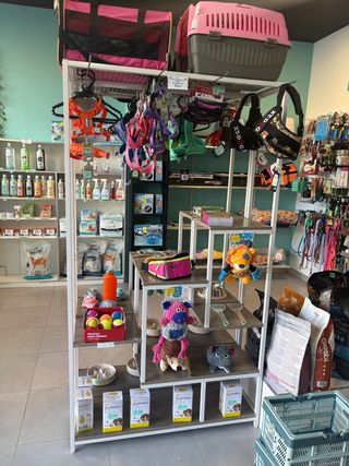 Artículos para mascotas, alimentos y estantería