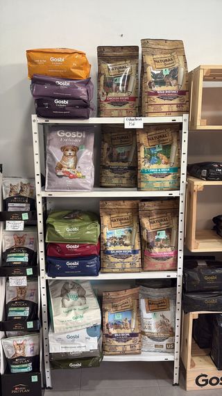 Artículos para mascotas, alimentos y estantería