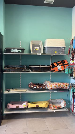 Artículos para mascotas, alimentos y estantería
