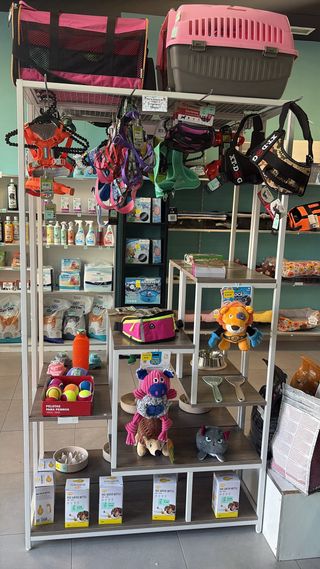 Artículos para mascotas, alimentos y estantería