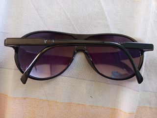 Occhiali da sole neri e viola