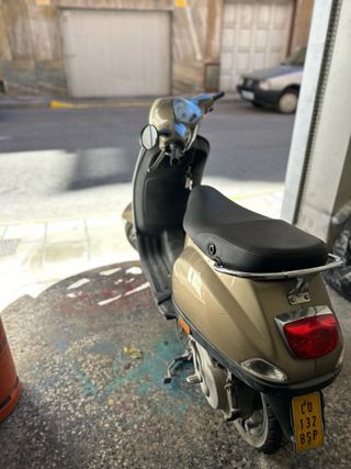 Vespa Piaggio Color Bronce