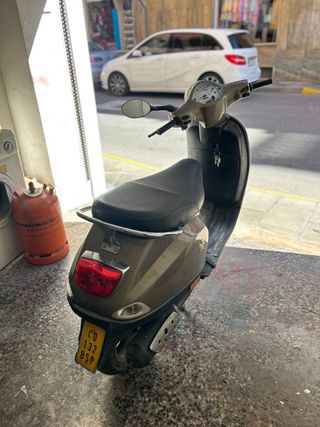 Vespa Piaggio Color Bronce