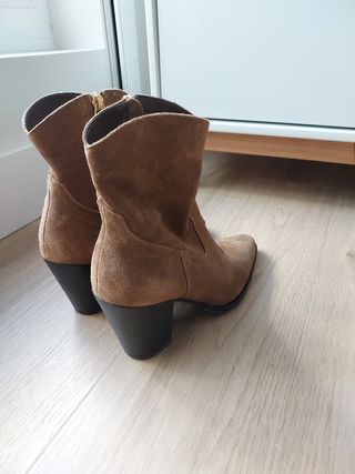 Botines camperos de ante marrón