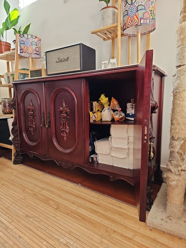 Mueble antiguo de madera con mármol