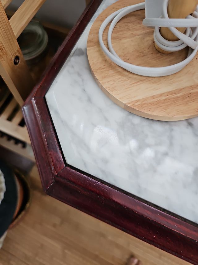 Mueble antiguo de madera con mármol