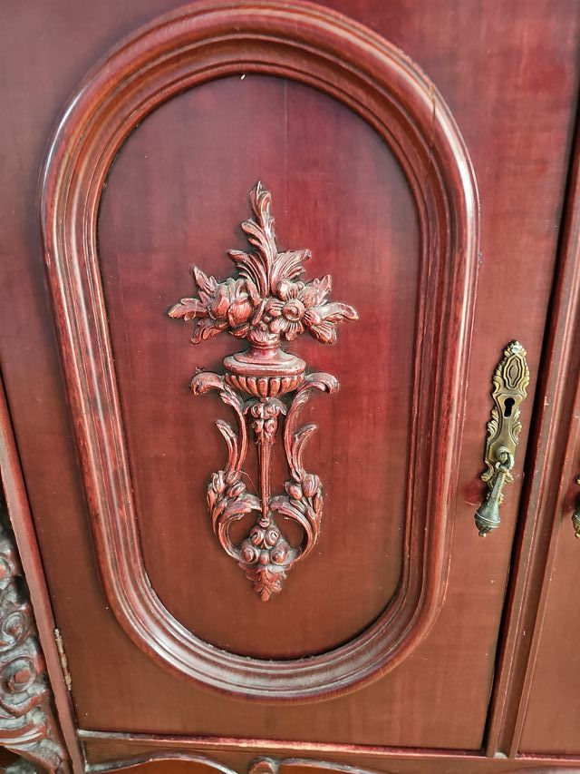 Mueble antiguo de madera con mármol