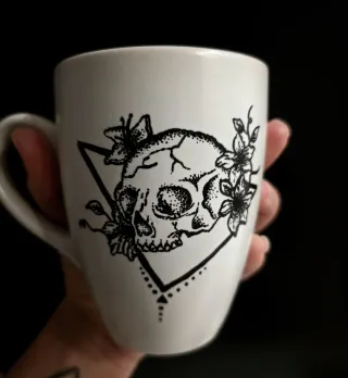 Taza cerámica pintada a mano - Calavera y runas