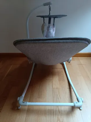 Hamaca bebé-silla gris con móvil