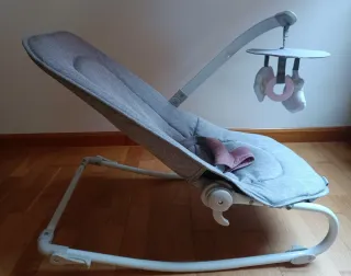 Hamaca bebé-silla gris con móvil