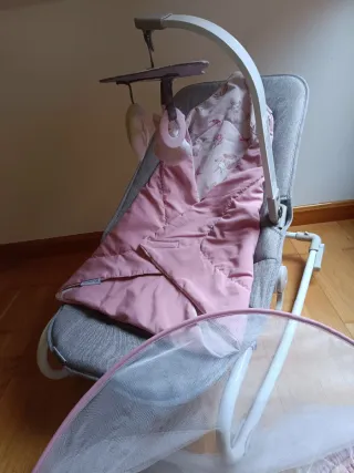 Hamaca bebé-silla gris con móvil