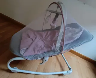 Hamaca bebé-silla gris con móvil