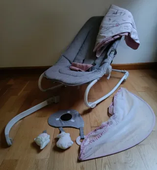 Hamaca bebé-silla gris con móvil