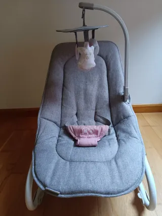 Hamaca bebé-silla gris con móvil