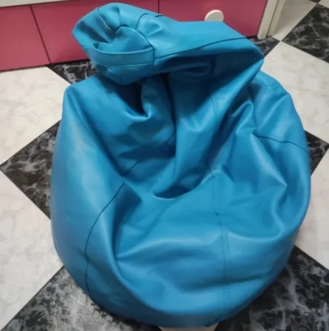 Puf azul de piel sintética