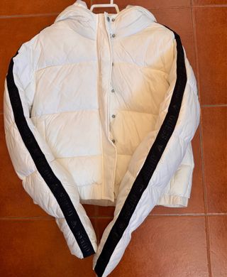 Plumas Guess Blanca con Tiras Negras