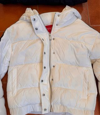 Plumas Guess Blanca con Tiras Negras