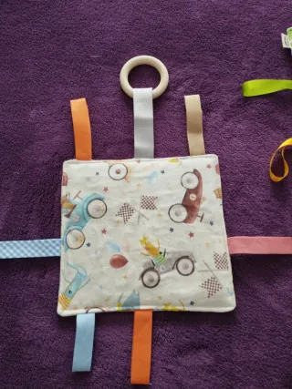 Juguete sensorial para bebé con anilla