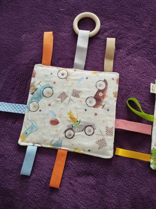 Juguete sensorial para bebé con anilla