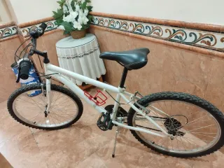Bicicleta infantil blanca