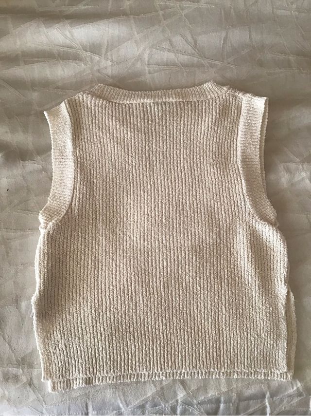 Chaleco de punto crema Stradivarius