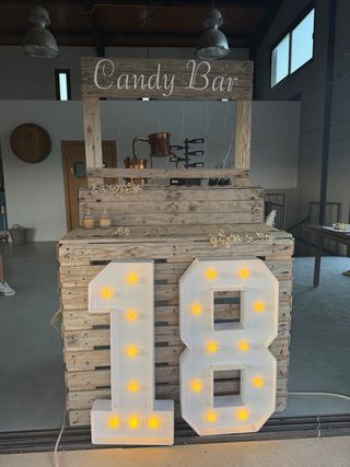 Números con luces LED 18 Solo en persona