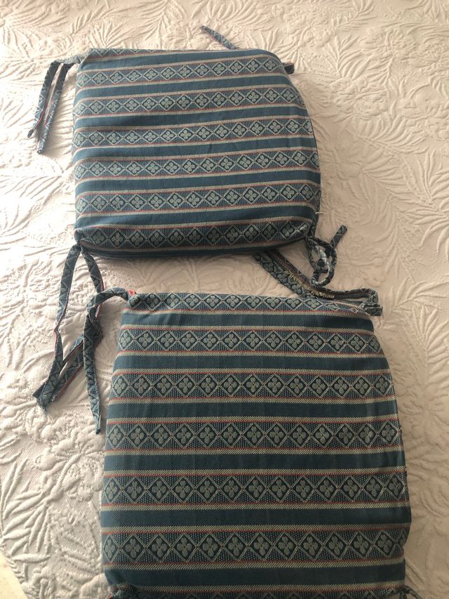 Cojines cuadrados azules con estampado