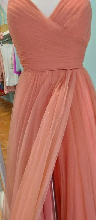 Vestido de tul rosa coral. 
