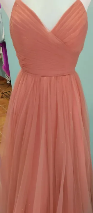 Vestido de tul rosa coral. 
