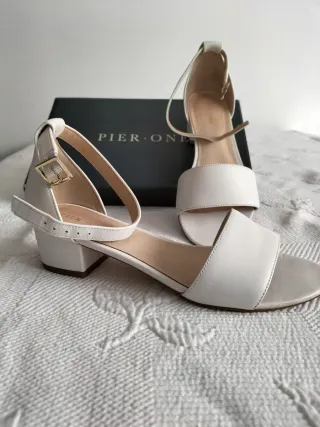 Sandalias blancas tacon bajo Pier One T37