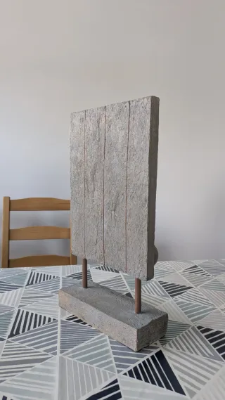 Buda decorativo de piedra y madera