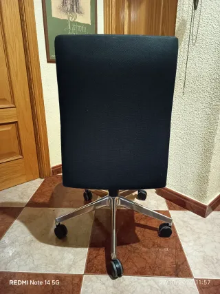 Silla de oficina giratoria negra y plateada