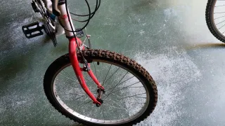 Bicicleta de montaña blanca y roja