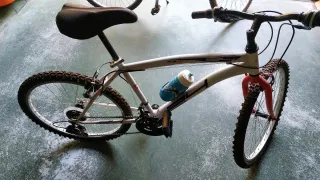 Bicicleta de montaña blanca y roja