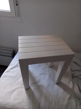 Taburete macizo de blanco