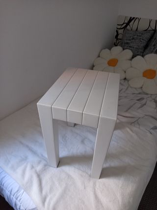 Taburete macizo de blanco