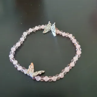 Pulsera de cuentas rosas y mariposas plateadas