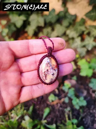 Collana con ciondolo in macrame con opale di fuoco