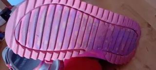 Zuecos Crocs grises con plataforma naranja