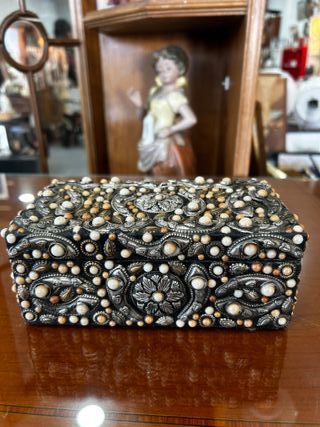 Joyero madera con piedras y detalles plateados