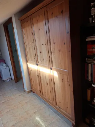 Armario de madera maciza