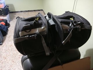 Maletas Laterales Givi Moto, y baúl para dos casco