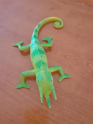 Juguete camaleón verde con manchas