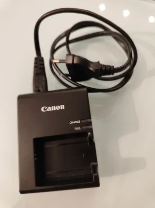 Canon EOS 1100D+Objetivo 18‑55mm+bolsas+6 Bateri