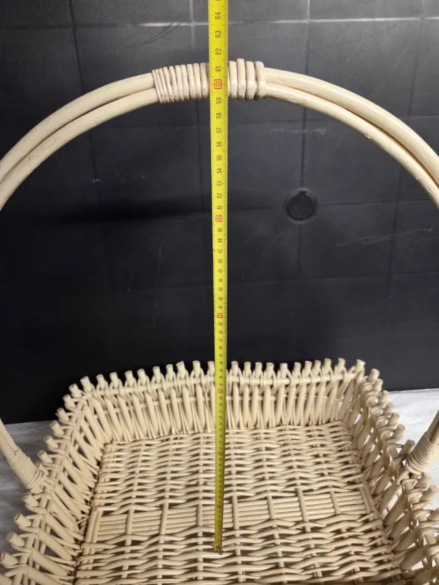 Cesta de mimbre beige con asa