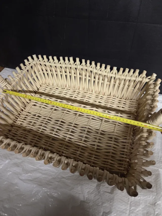 Cesta de mimbre beige con asa