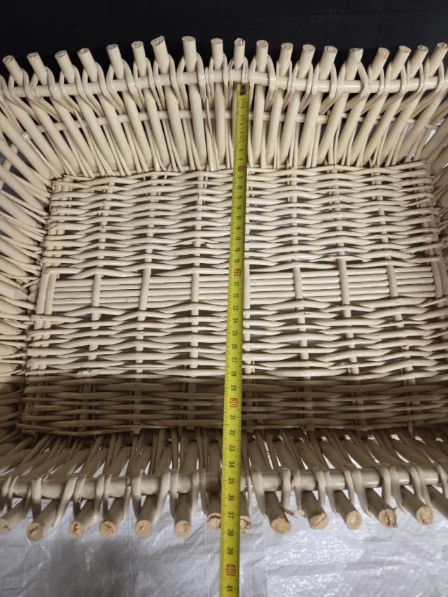 Cesta de mimbre beige con asa