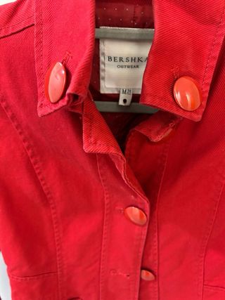 Chaqueta Bershka roja entallada Talla M