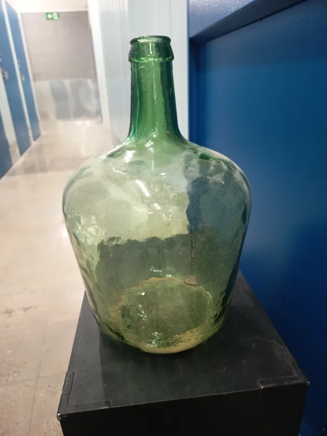 Botella de cristal verde grande