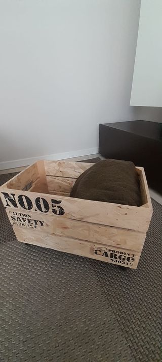 Cesto portaoggetti in legno con ruote